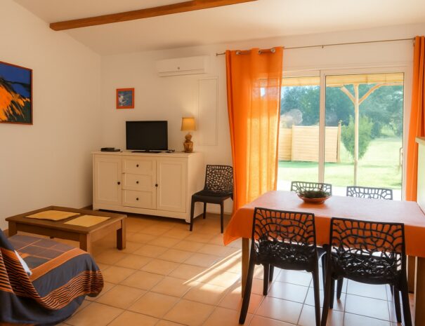 Salon avec vue sur le jardin